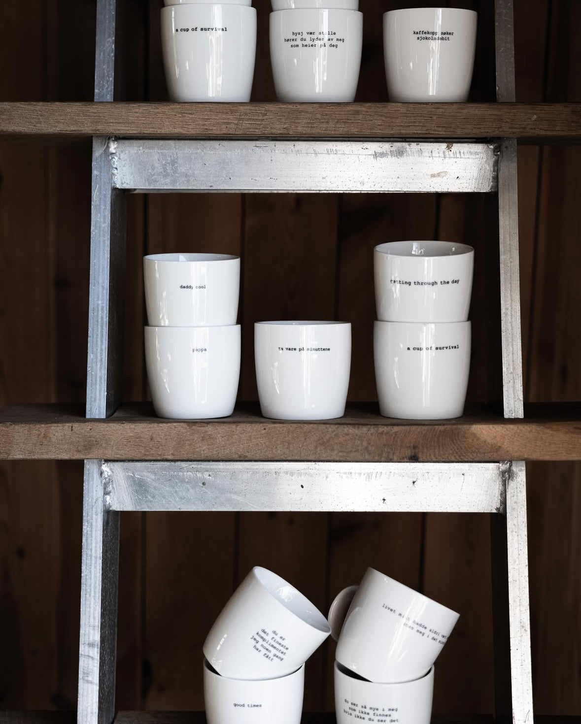 KAFFIKÖNNUR MEÐ TEXTA